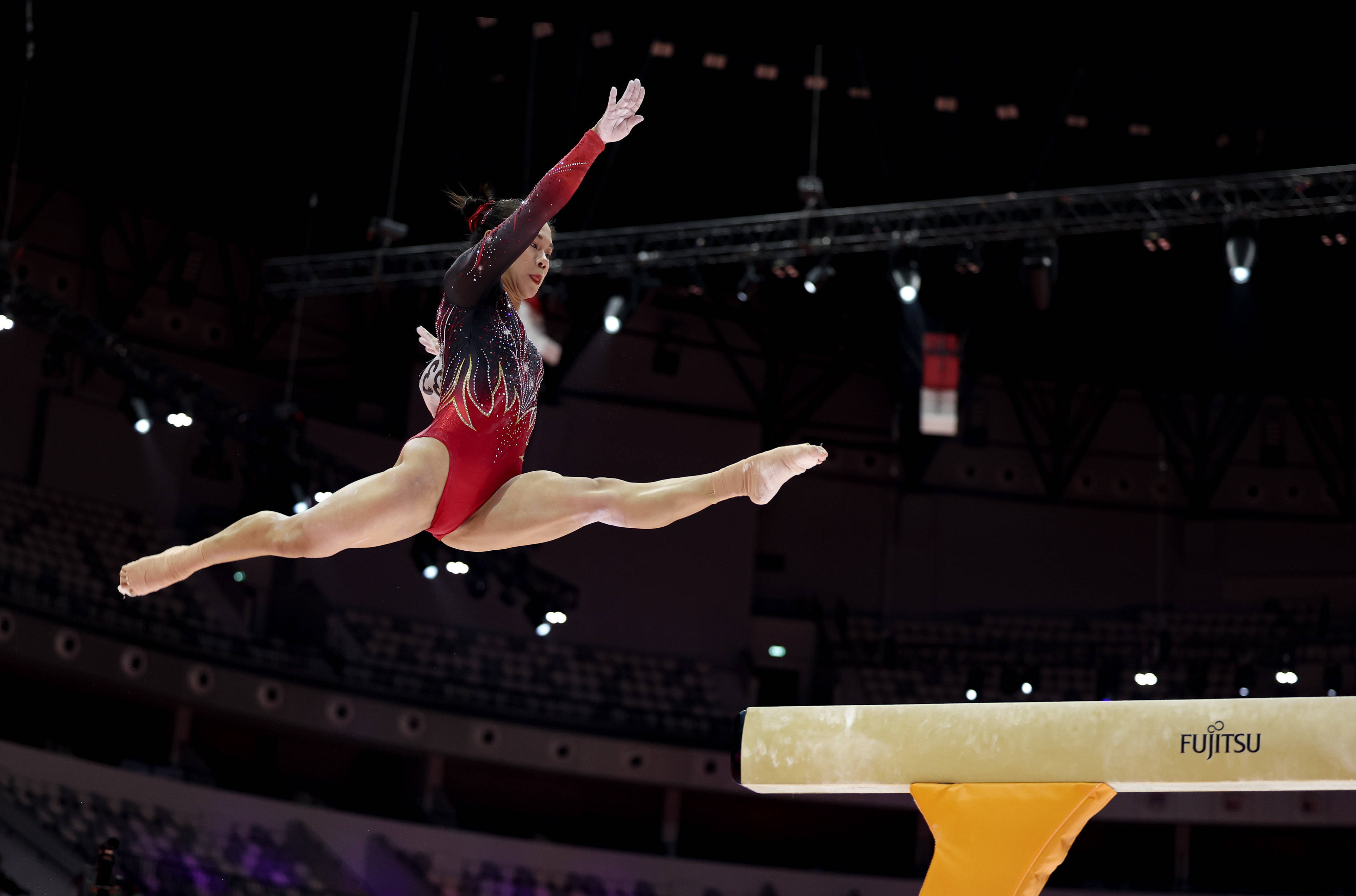 体操比赛中国队包揽冠亚,完美表现的简单介绍 体操比赛中国队包揽冠亚,完美表现的简单介绍