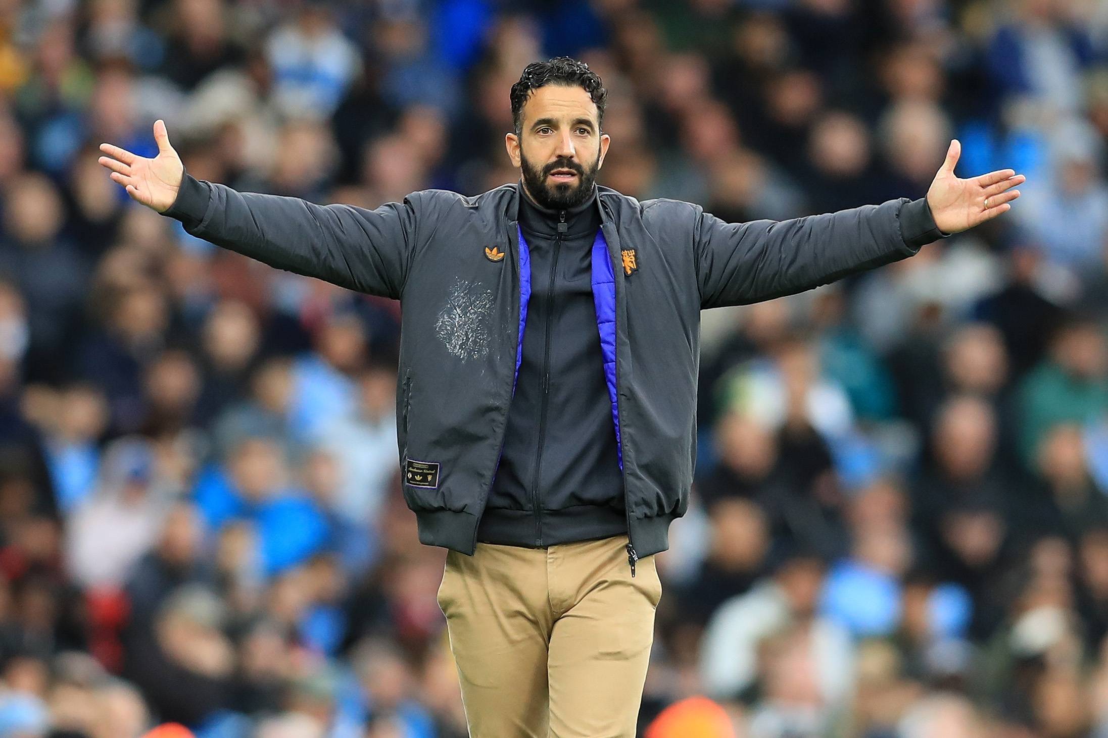 关于曼城主场-完胜奥林匹亚科斯，小组赛领跑的信息