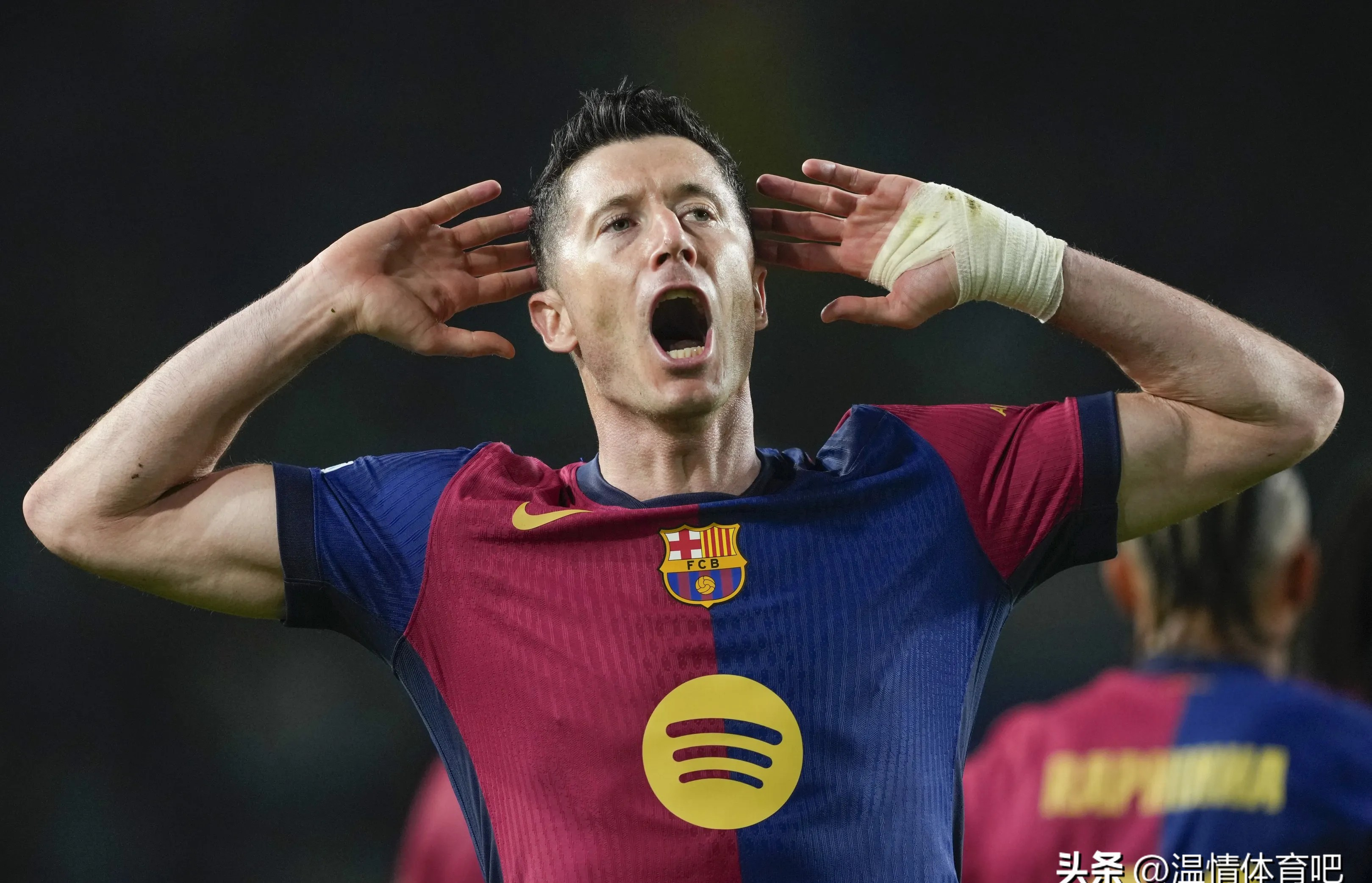 九游娱乐首页-包含足球风云再起，球员斗志昂扬的词条