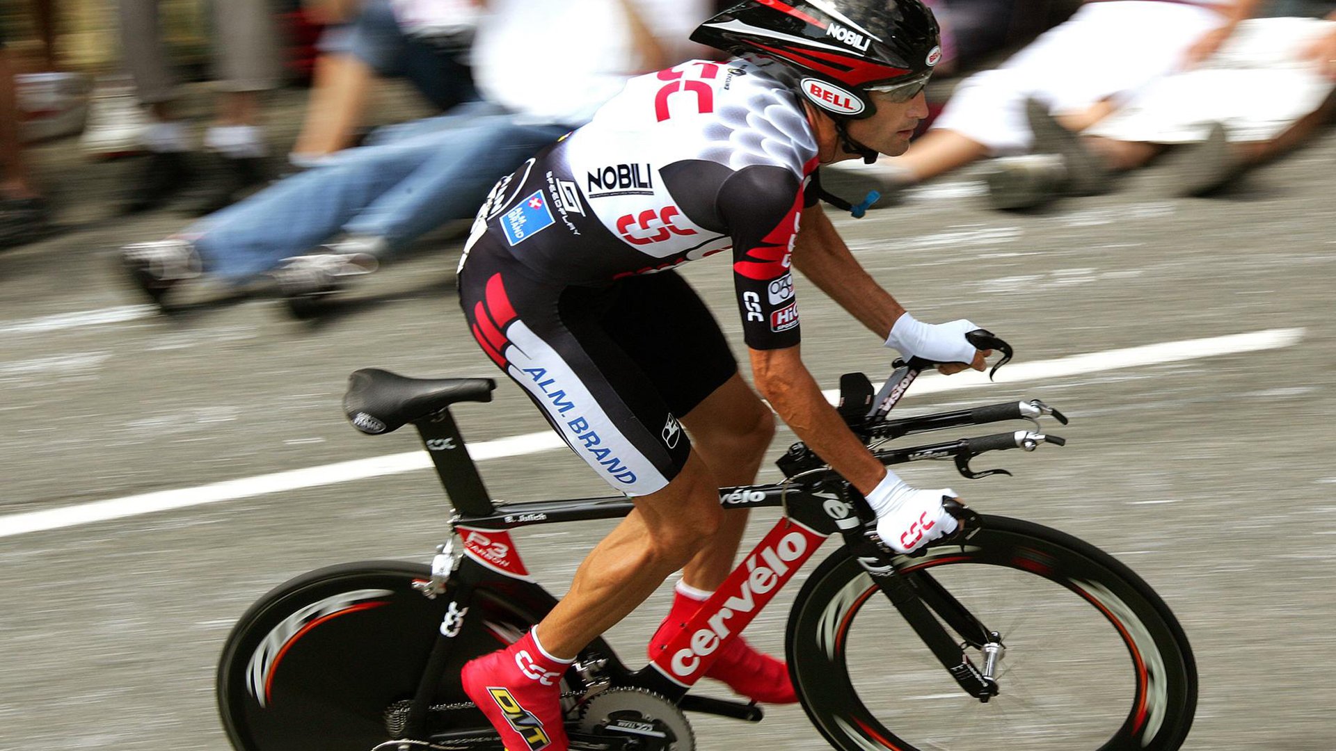 逆袭之夜，当蓝军铁血映照紫金新王，跨越时空的竞技诗篇